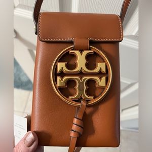 TORY BURCH MILLER METAL
PHONE CROSSBODY
AGED CAMELLO / 268